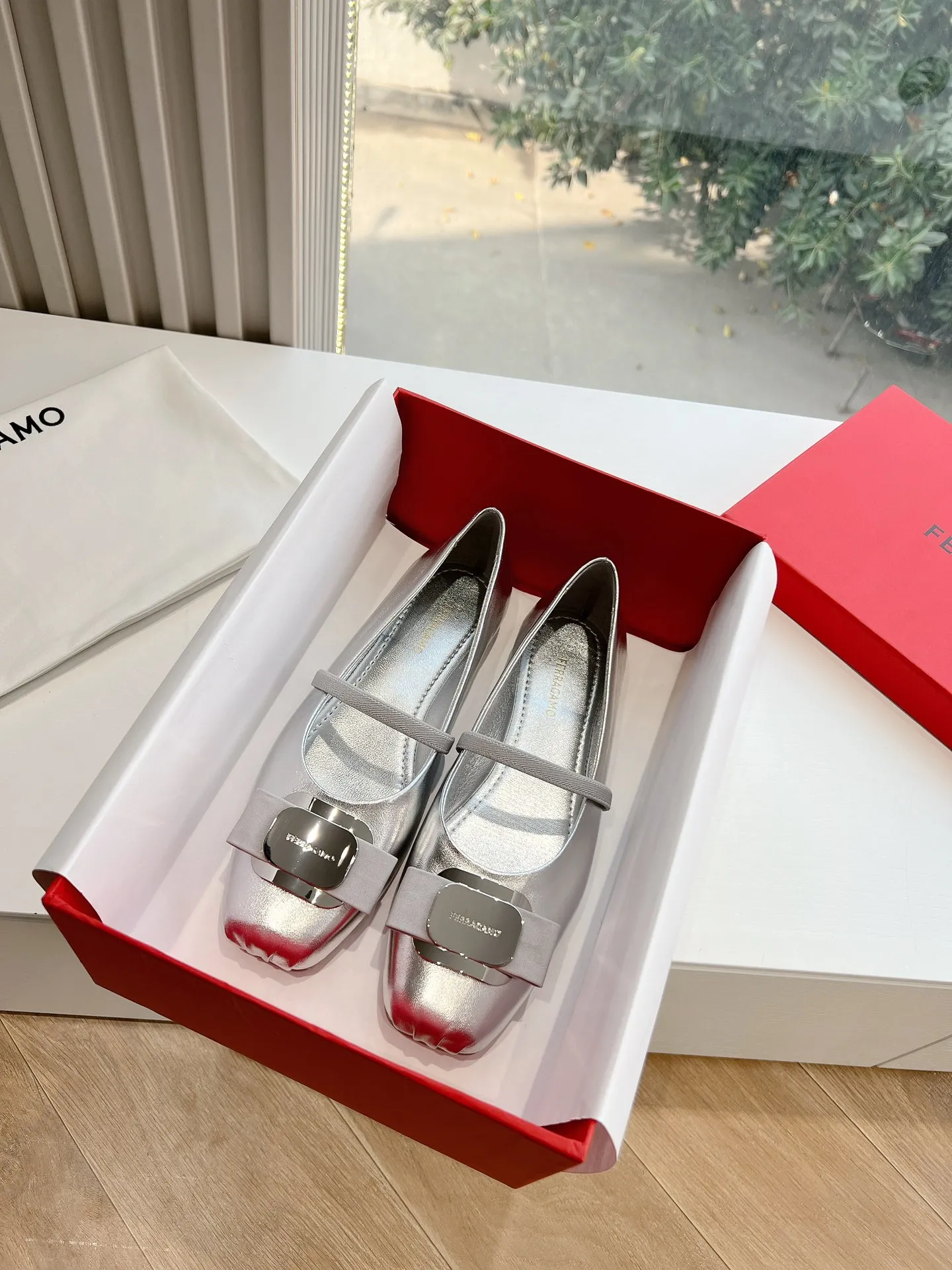 👟👟Ex-factory price 520👟👟 A one-to-one replica of the original version of the top-notch FERRAGAMO women's new version of Vara nameplate ballet flats, which are indeed more stunning on the feet~Bow-tie, flat shoes that combine beauty and beauty, are very versatile, and will not tire your feet when worn. It is definitely a pair that is worth buying! Fabric: Imported sheepskin Lining: sheepskin Code number: 35-39 (40/41 customization is non-returnable and non-exchangeable)